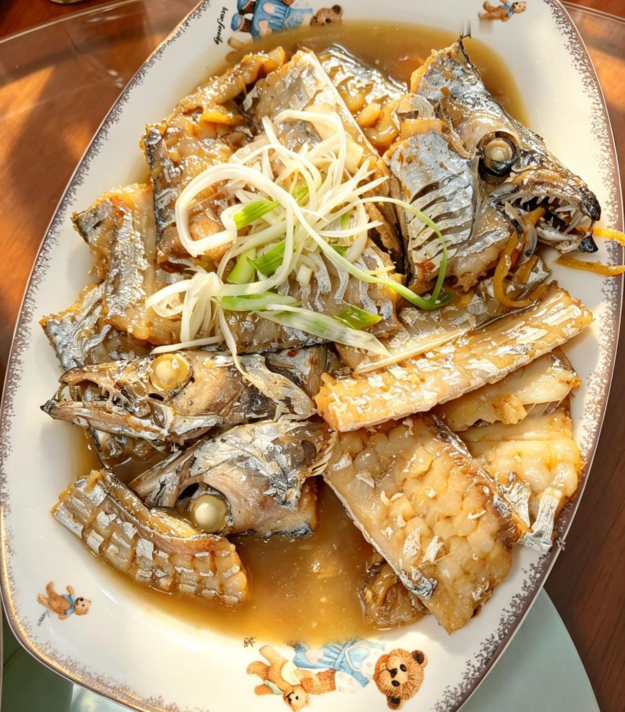 我坐高铁带一箱食材去的太原。下榻民宿，可以自己做饭吃。因为能做饭，我带的大连刀鱼