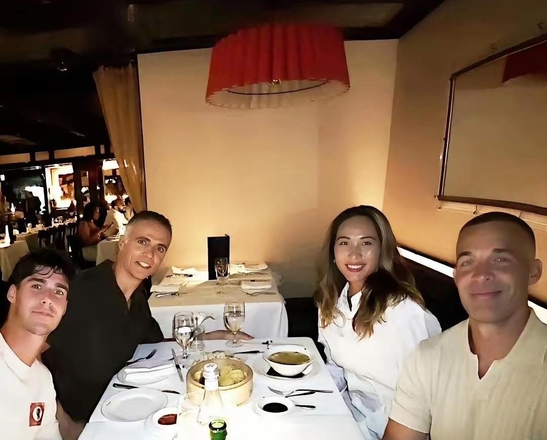 一天挥拍几千次，在赛场上满场飞奔，你猜奥运冠军郑钦文赛后跟团队聚餐，桌上到底摆了