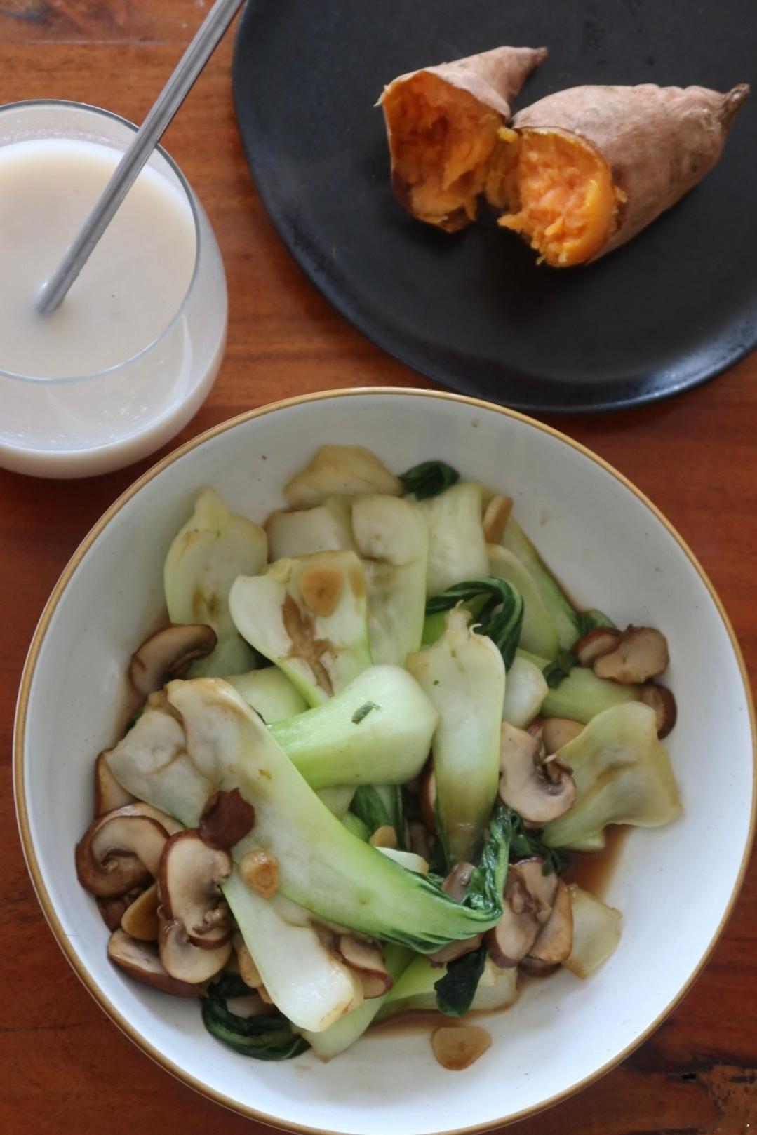 抗炎饮食day68✅各种薯升糖指数原来不一样早餐：上海青炒口蘑、烤红薯🍠、温水