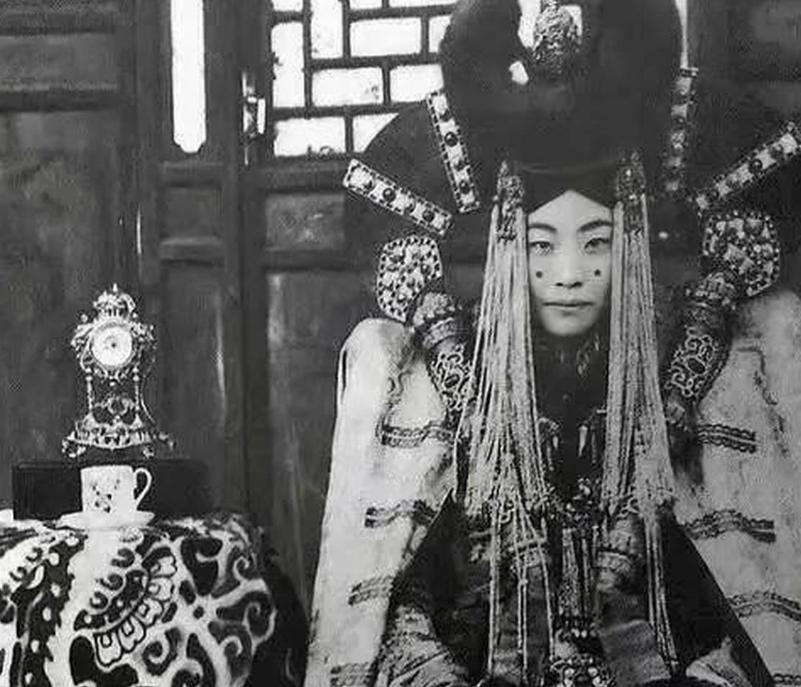 1938年，蒙古平民皇后吉尼皮尔淡定从容地拍完了她生命中的最后一张照片，随后不久