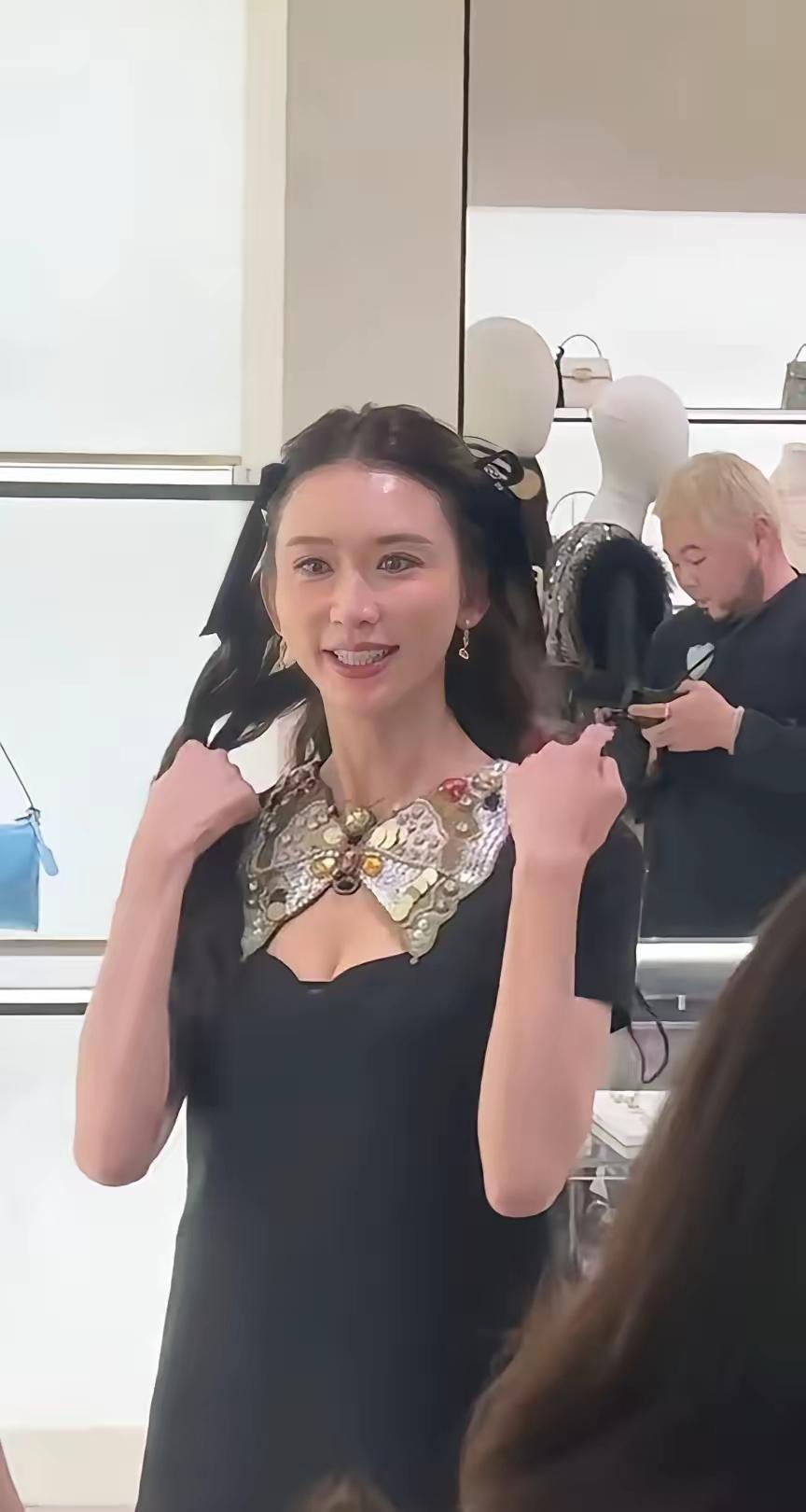 51岁的日本媳妇，林志玲，又来上海赚钱了。看来日本的钱不好挣啊，还是大陆赚钱容易