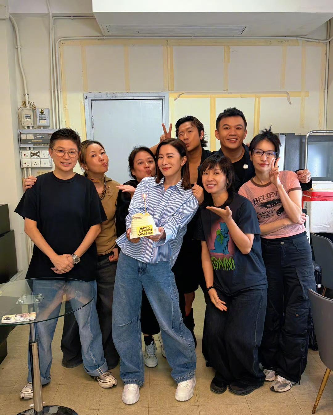 佘诗曼晒收工小惊喜……5月9日，凌晨4:10，佘诗曼在个人账号晒出了两张图片，