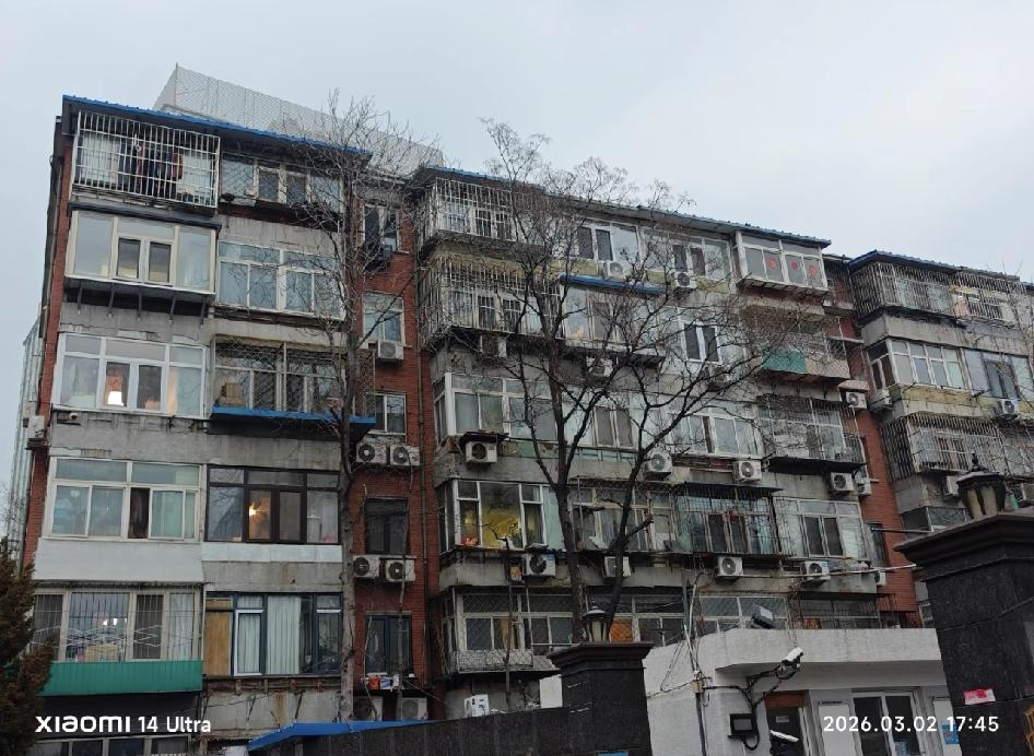 北京的这种房子，叫做老破小几层高，不带电梯的，这种叫老破小。你还别说，这种房