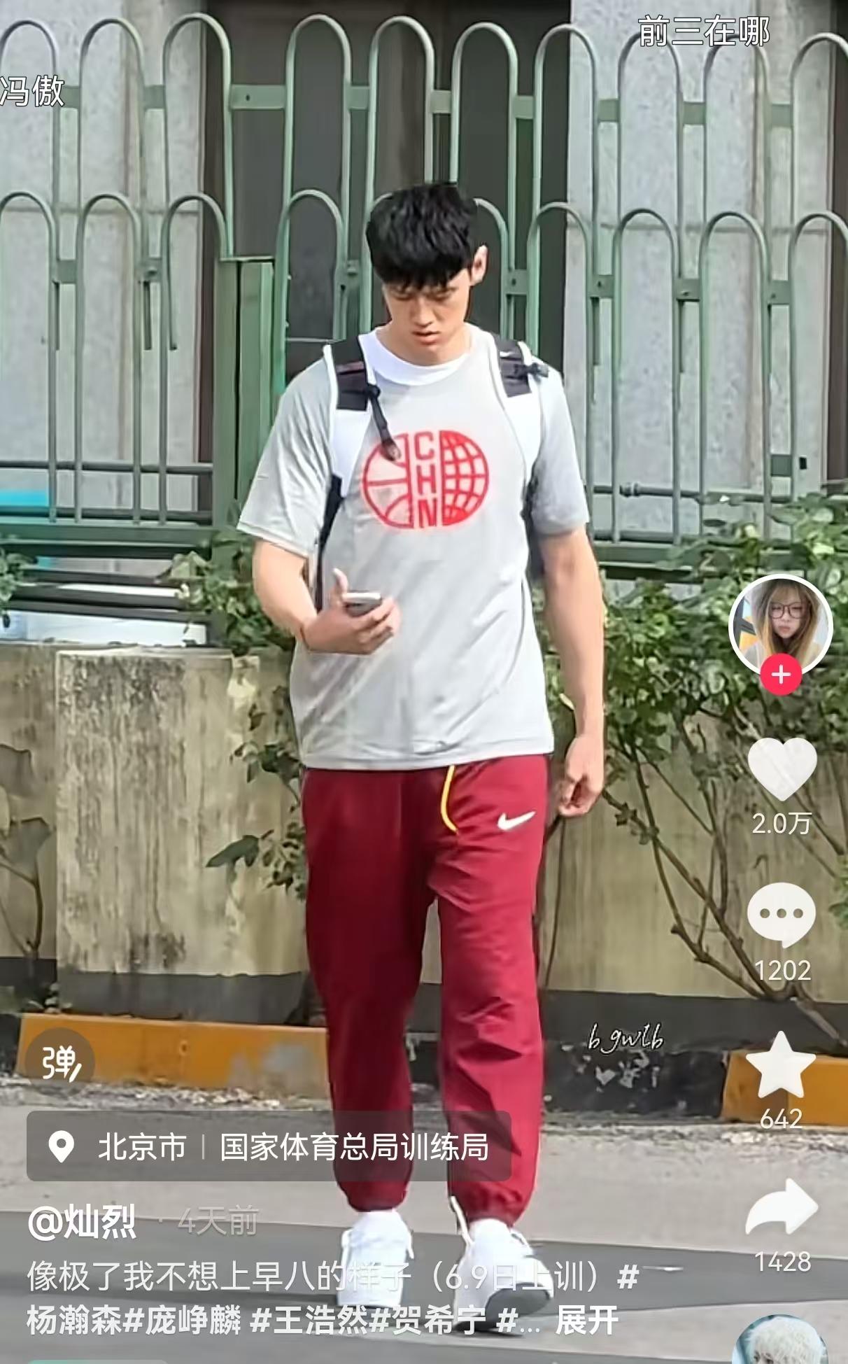 有在北京的球迷去拍男篮国家队集训视频，意外发现曾凡博走路又一瘸一拐的，刚去集训几