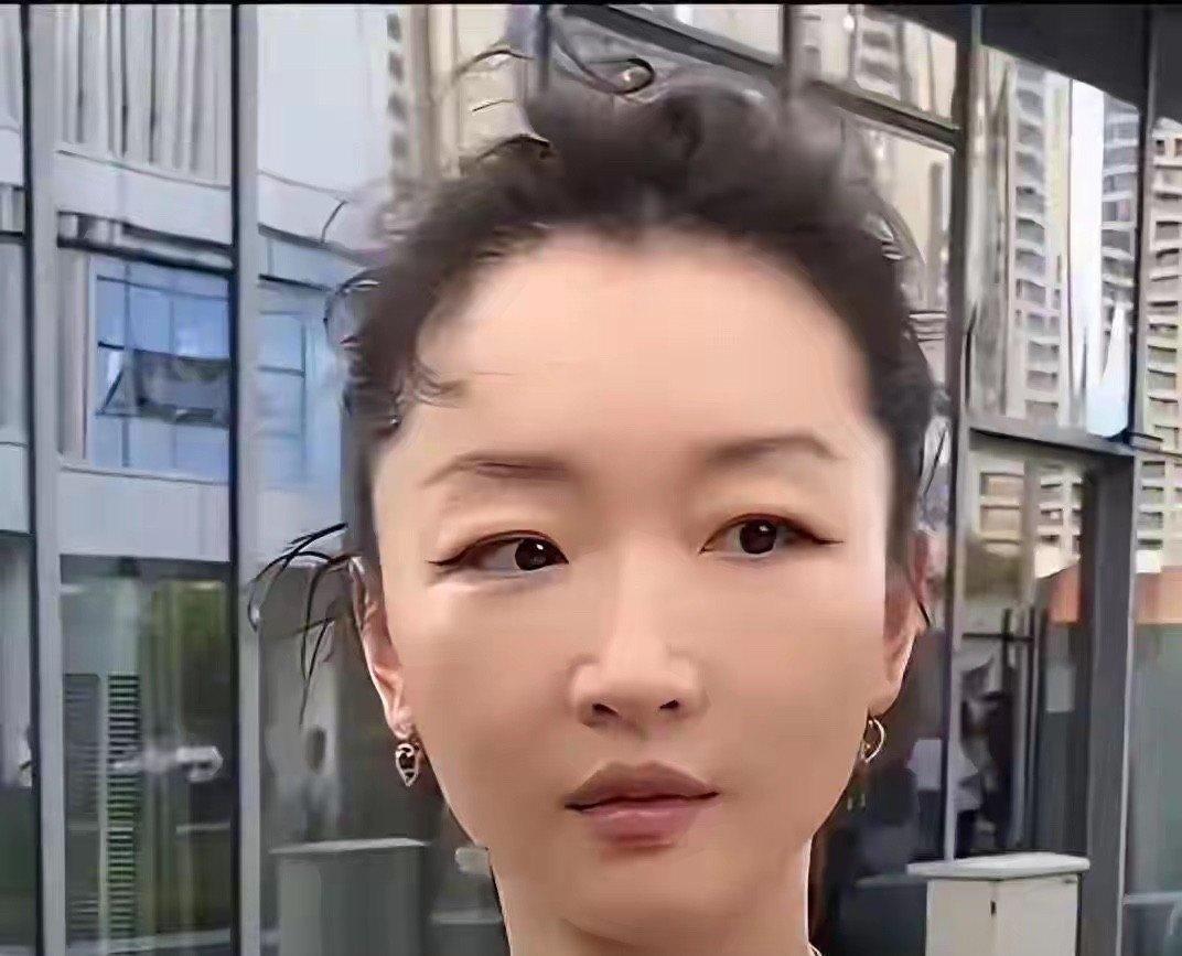 34岁周冬雨近照被说变了一个人，自曝无戏可拍接话剧还被导演气哭，网友：当年那张清纯脸咋成这样了​