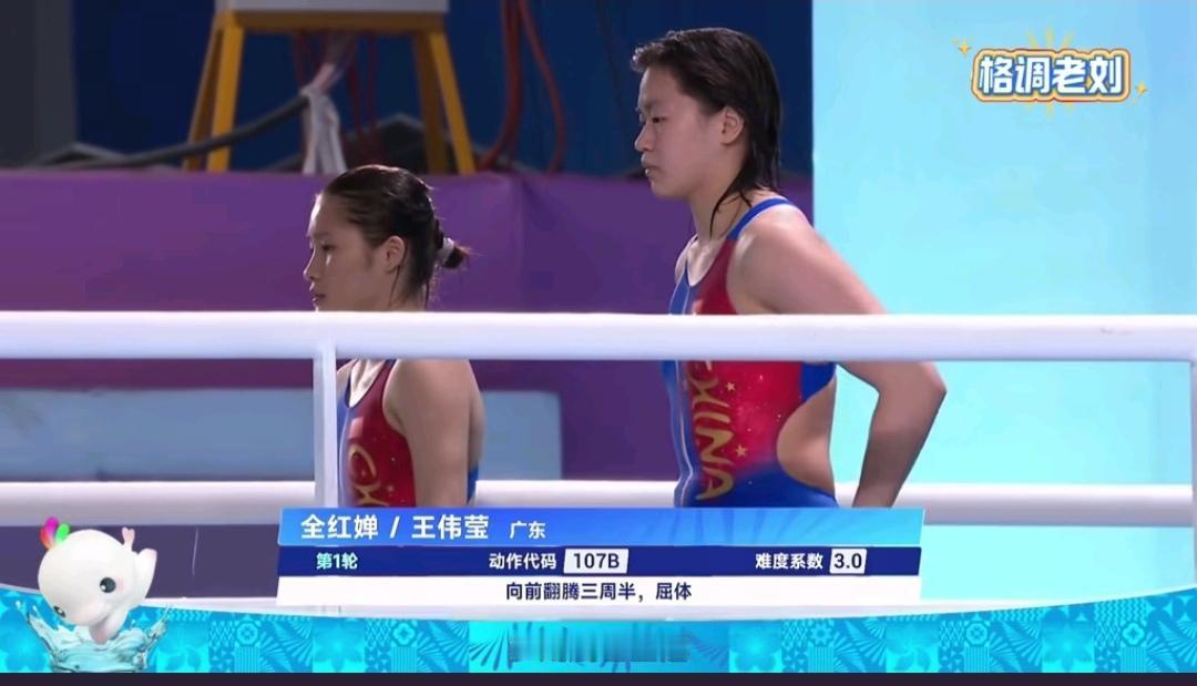 全红婵老家广东湛江迈合村又热闹了起来，有亲朋好友站在二层小楼的楼顶放起了长鞭炮，