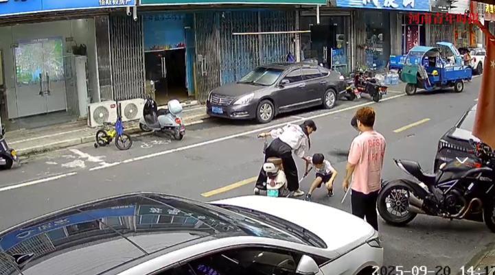 “这下后悔了吧！”2025年9月，江苏苏州，一男孩和朋友追逐打闹，突然跑向马路“
