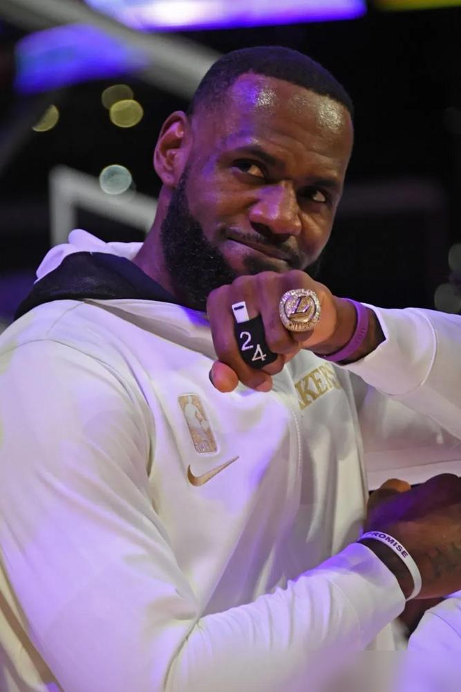 湖人这是要拆队了！三个首轮签摆上桌，里夫斯当筹码，就等字母哥点头。你别以为这