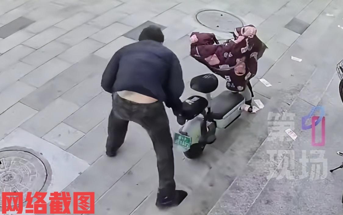 河北保定有夫妻在银行取钱。可夫妻两人不知道什么原因，刚出银行的门，刚取的四万