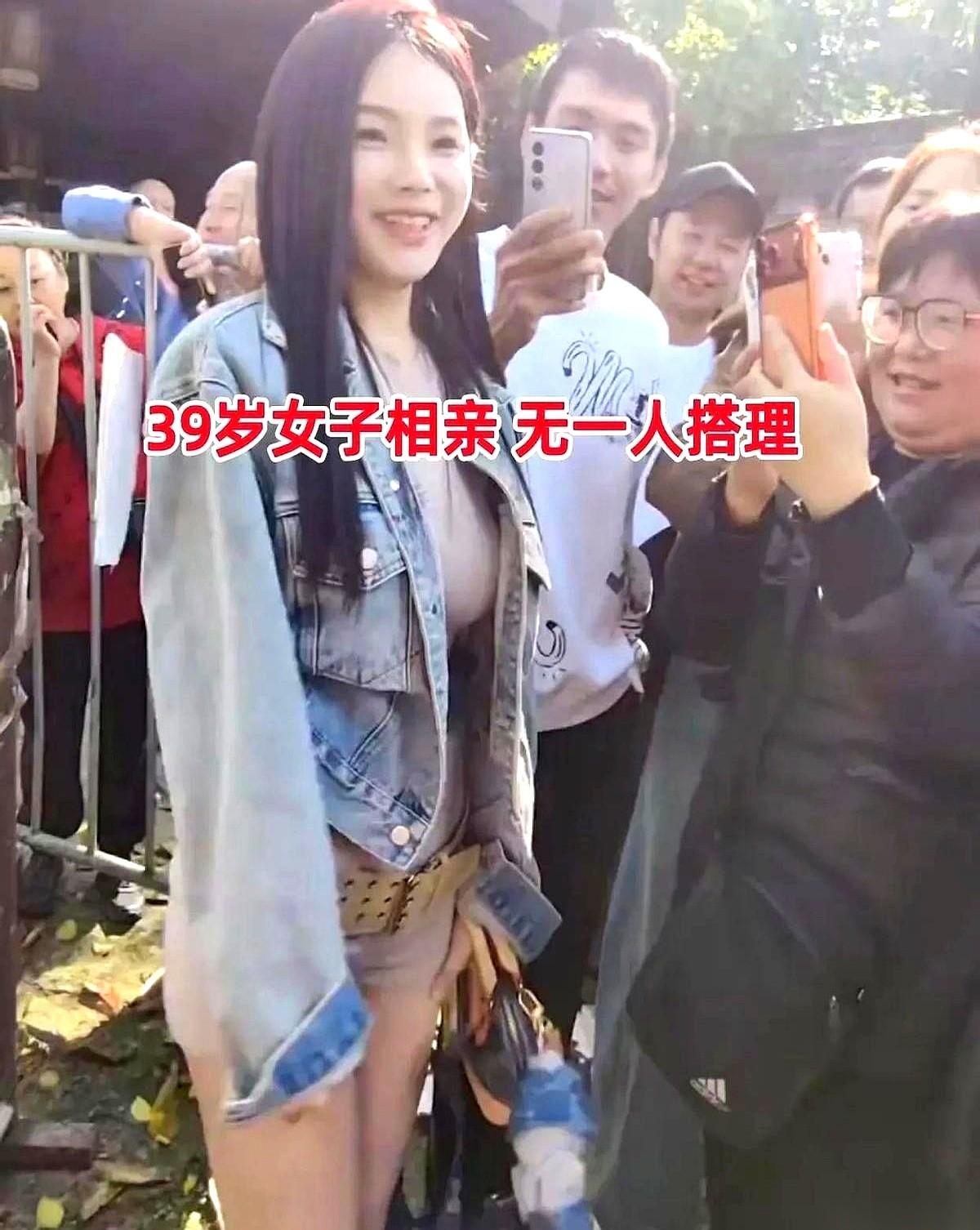 一个大哥，当着所有人的面，直接把刀子捅向一个39岁的女人。就因为她在相亲会上，