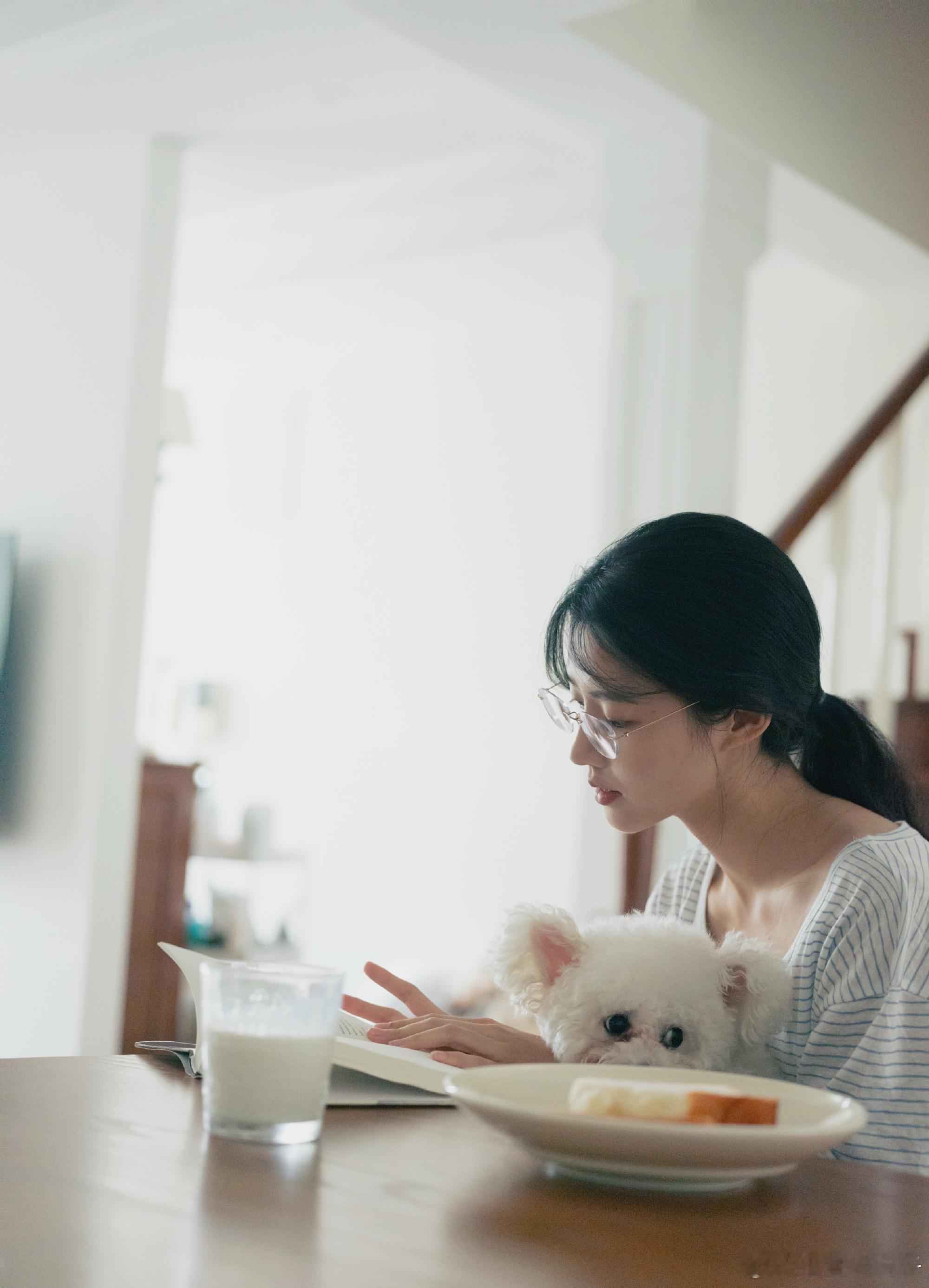 卢昱晓无框镜真的感觉大家都低估卢昱晓的美貌了。真的有一种知性温柔的美，更有一种