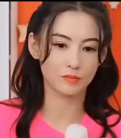 别再辜负家人谢霆锋在访谈里说自己“败了”，可他真正输掉的，是家人的心。