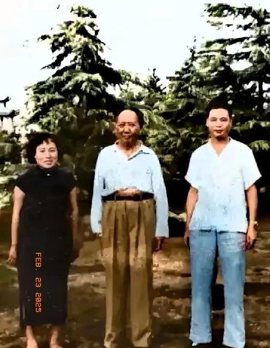 一张珍贵的老照片。这是一张1954年，毛主席在杭州时与时任浙江省公安厅长王芳吉