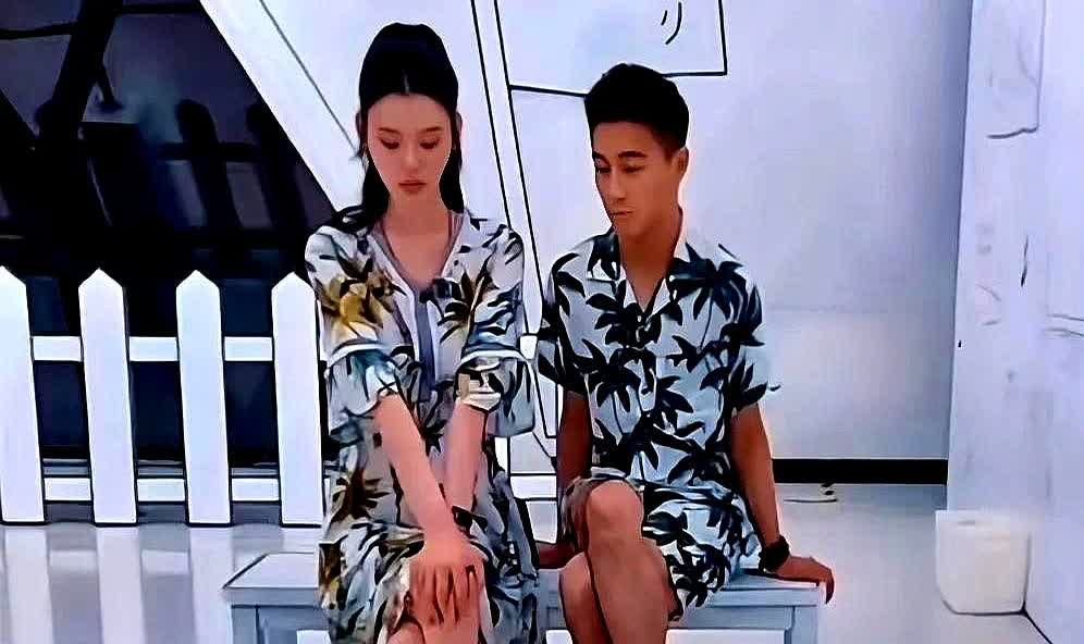 奚梦瑶对何猷君说：“你84岁的时候，我就90岁了。”何猷君沉默了一会，说
