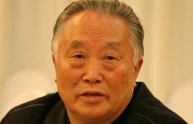 1976年9月9日，当一男子得知毛主席逝世后，当即便拿起了剪刀直接冲向了毛主席的