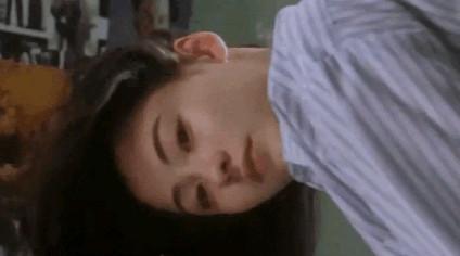 当年，周星驰拍《喜剧之王》，张柏芝试镜的时候周星驰递给她一支笔，对她说：“你拿那