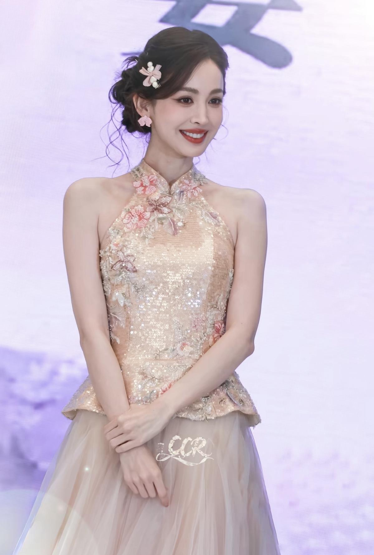 鎏金旗袍勾勒出完美曲线，古力娜扎把古典美穿在了身上[比心]挂脖设计露出精致锁骨，