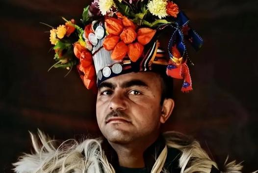 喜马拉雅山深处的隐秘山谷里，藏着个3000多人的卓巴部落。他们没婚姻制度，却在雪