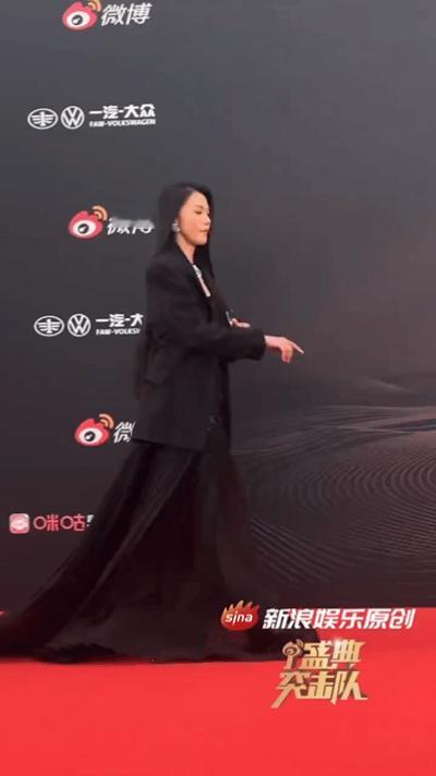 谭维维腿长到屏幕装不下谭维维此次亮相造型太赞，腰线勾勒出曼妙身形，裙长凸显超长双