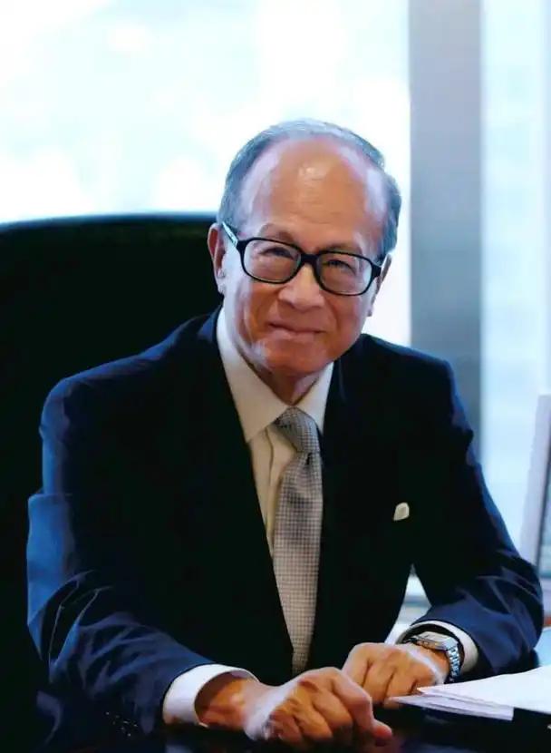 中国不挽留，美国不收留，被夹在中间的李嘉诚，终于玩不转了！大公报四次三番喊话，被
