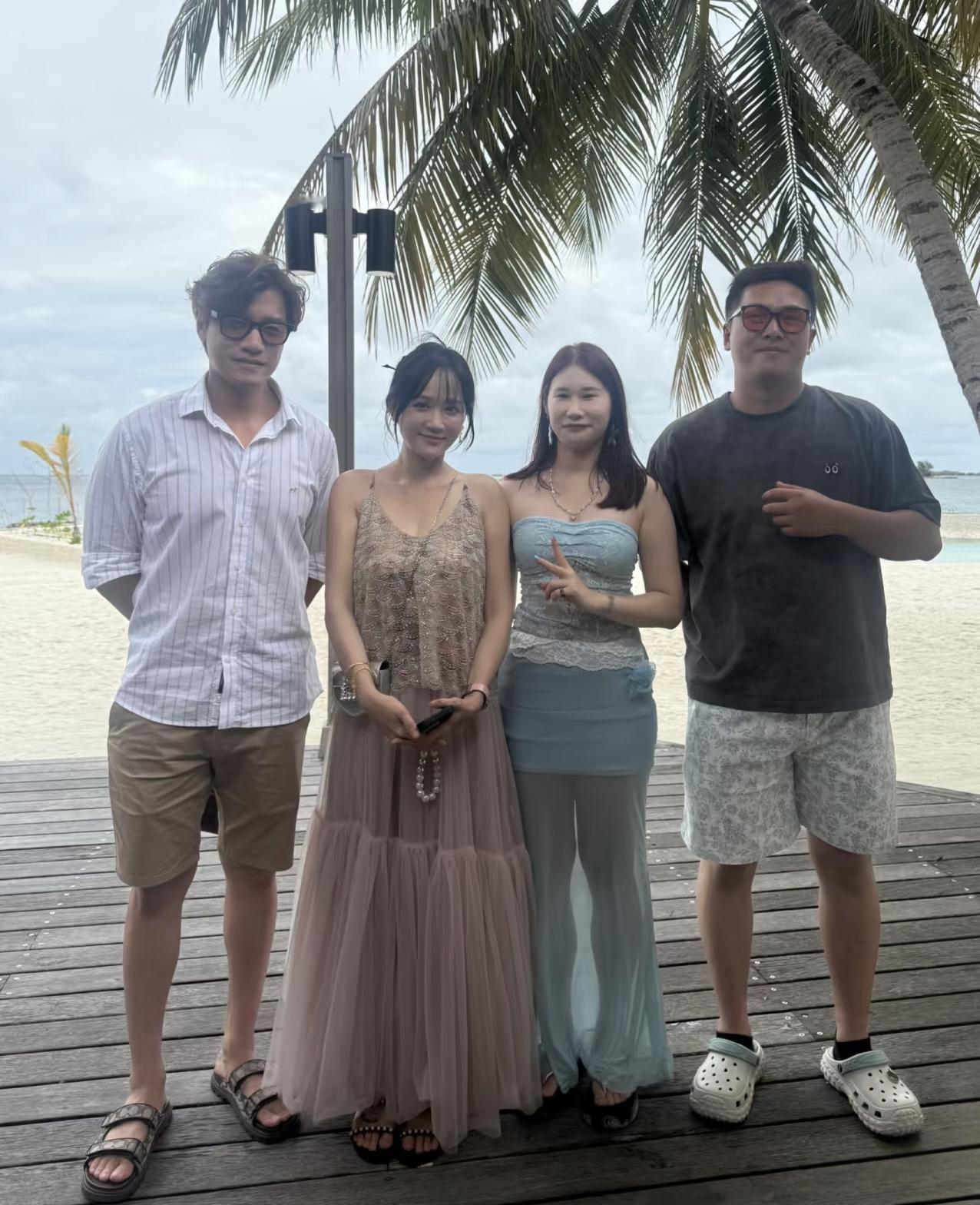 47岁陈乔恩和老公艾伦现身马尔代夫海边度假被偶遇，她穿着一条吊带纱裙，看起来挺漂