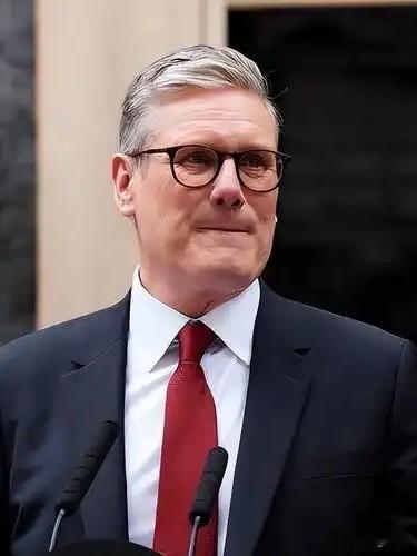 英国传来消息！5月18日晚，英国天空新闻直播间灯火通明。工党领袖、现任首相基尔
