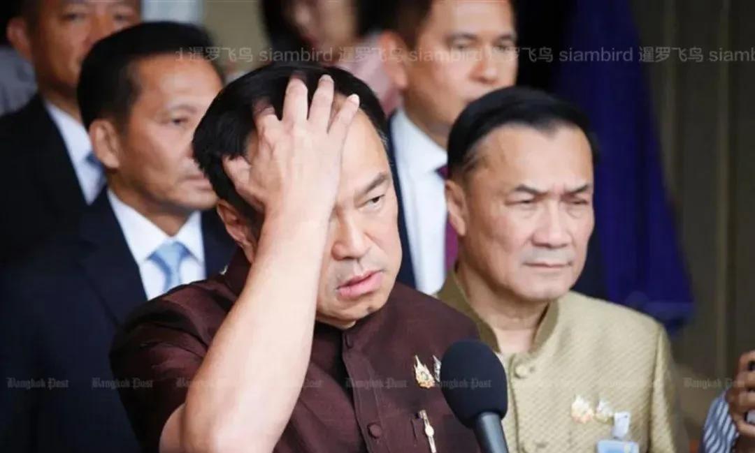 坚决不移交，阿努廷压力很大，佩通坦一纸调令把他从内政部长调成毫无实权的商务部长，