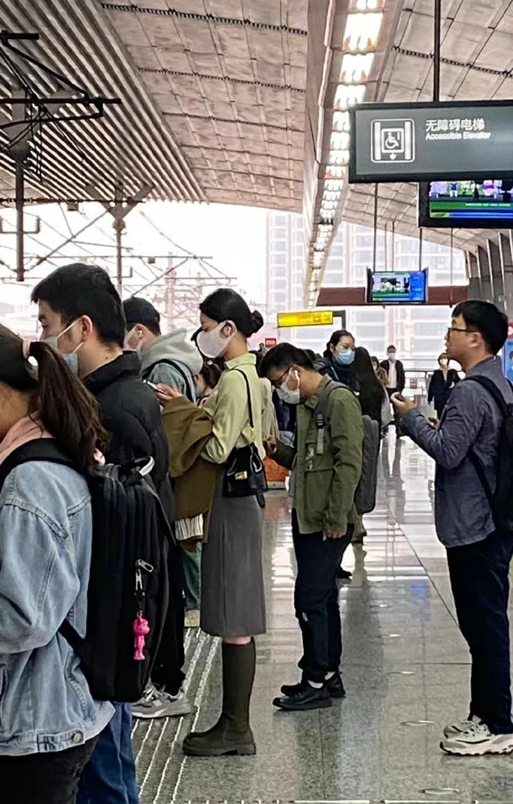 现在警察上下班不穿警服，既有规定的原因也有个人的原因。《公安机关人民警察着装管