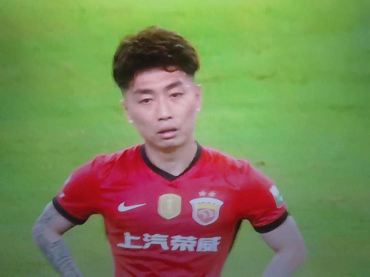 上海德比，震撼中超！如果不是外籍裁判手下留情，双方都有队员被红牌罚下！特别是上海