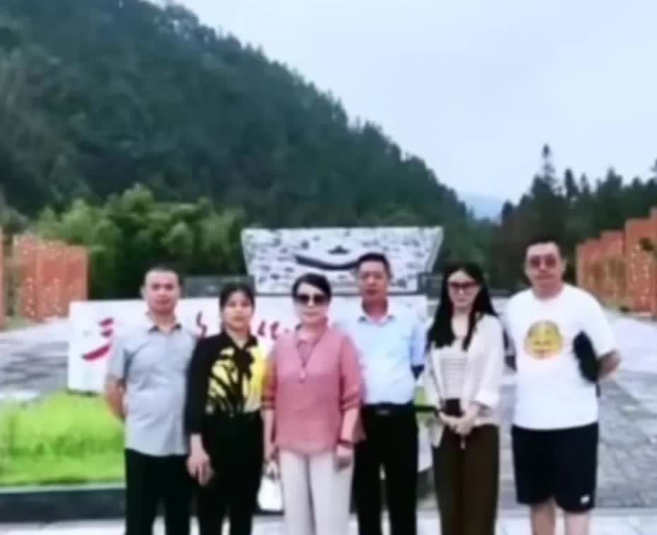二八的“多多”层出不穷。曾经有一个“多多”，才华横溢，给水军们指导如何写稿