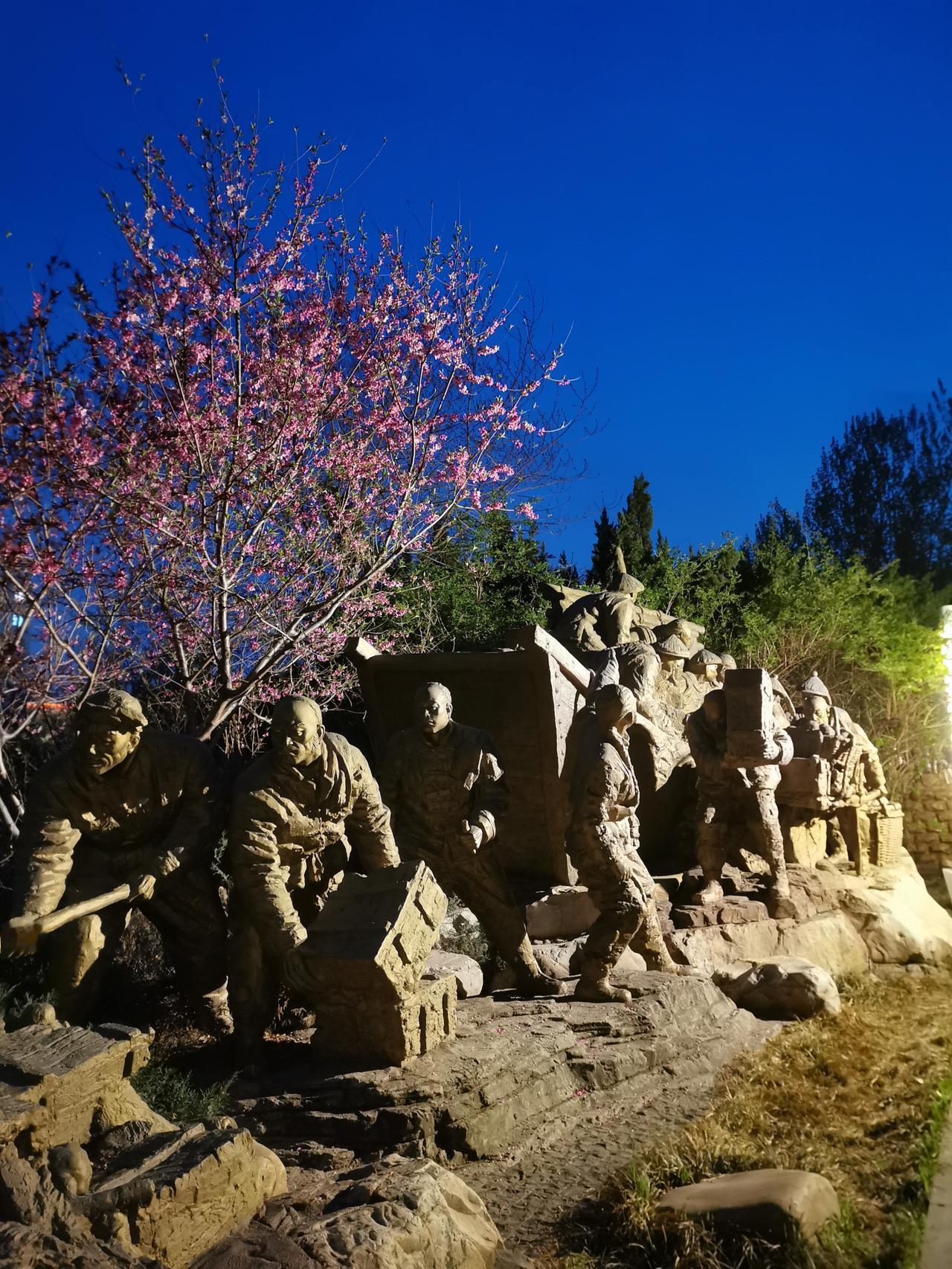 当身体虚弱、气血不足、能量不够时，就会总想吃点什么。这是本能反应，不是你贪吃，也