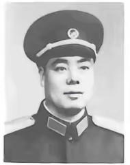 1943年，新四军副营长肖选进误入敌人阵地，他一看反正已身入虎穴，跑也跑不了，干