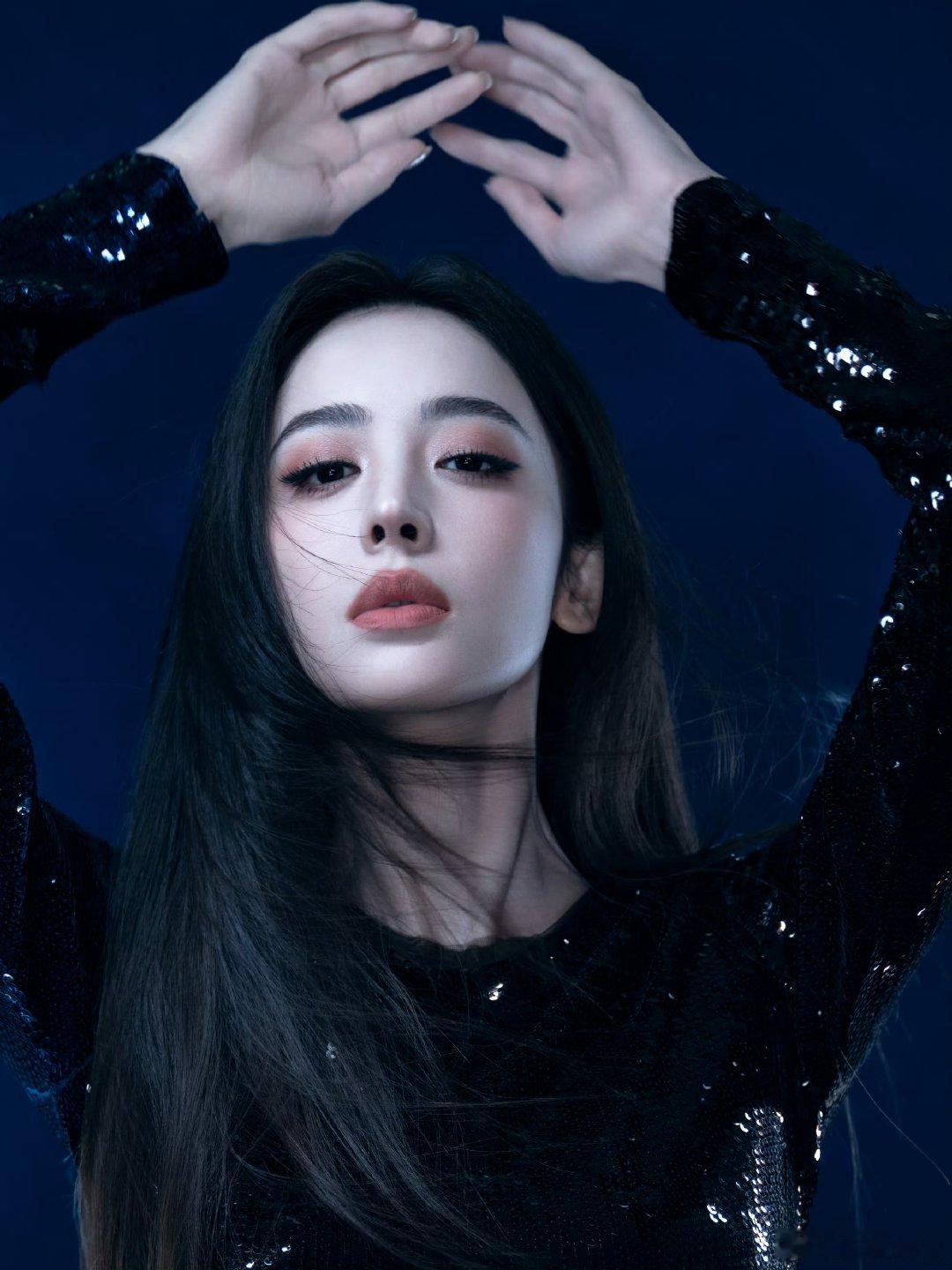 娜扎这个身材曲线娜扎太有反差感了，醒来里和现实里完全两种感觉娜扎太有反差感了​