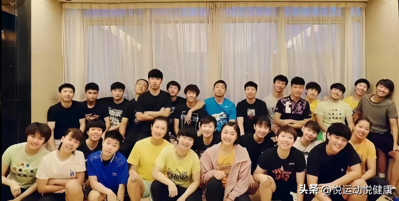 国乒绝版的过去，瞬间把人拉回那段温柔的旧时光。照片里的队员们笑容灿烂，神情轻松自