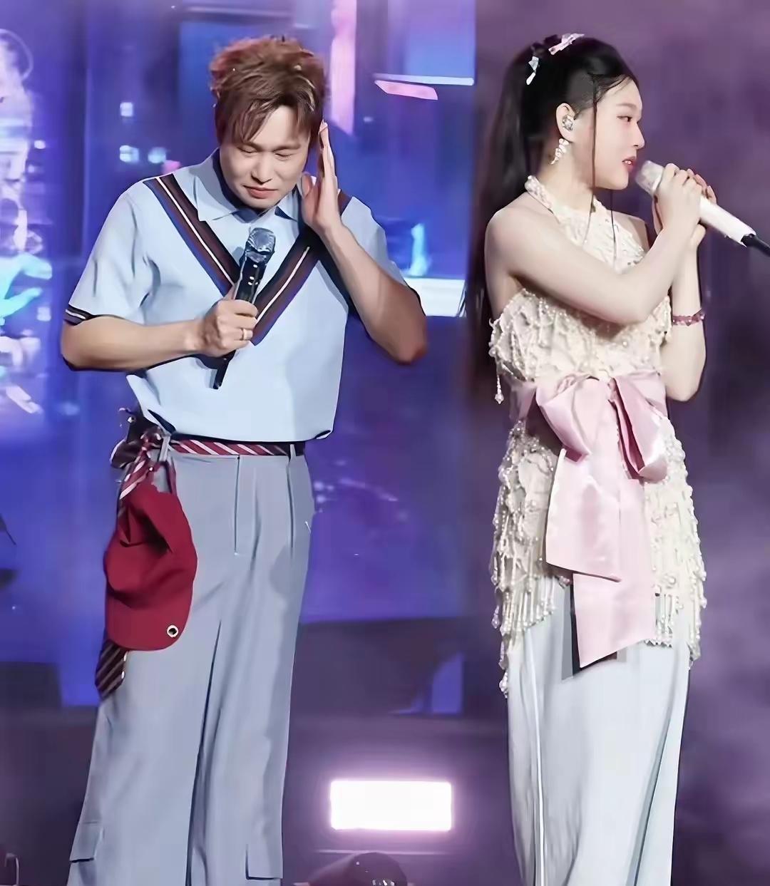 小沈阳把粉丝应援丝带绑成蝴蝶结，给女儿裹上借来的牛仔裤——不是舞台设计，是老爸的