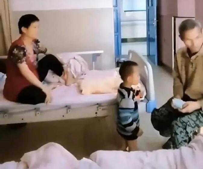 贵州男子陪妻子住院，发现隔壁床夫妻啃馒头，孩子没裤子穿，接下来的举动让人泪目刘