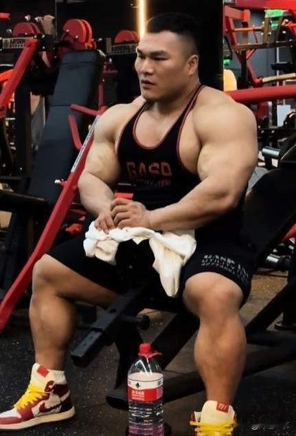 健美冠军王昆31岁生日前猝死，“苦行僧”式训练背后是健康透支！30岁的健美“