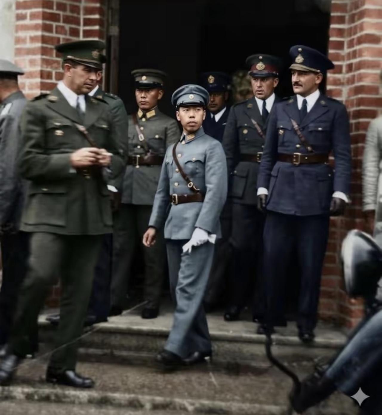 没想到这张1929年的老照片里，一身国军军装扎在德国军官堆里格外显眼的人，是左联
