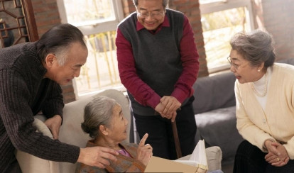 我家大嫂二十几年不怎么搭理公公婆婆，也不让孩子搭理爷爷奶奶。大哥大嫂如今也是