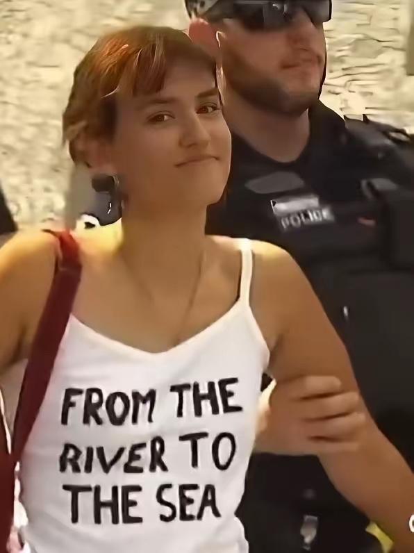 说好的自由民主呢？澳大利亚最近干了两件让人看不懂的事。第一件，一个18岁的女