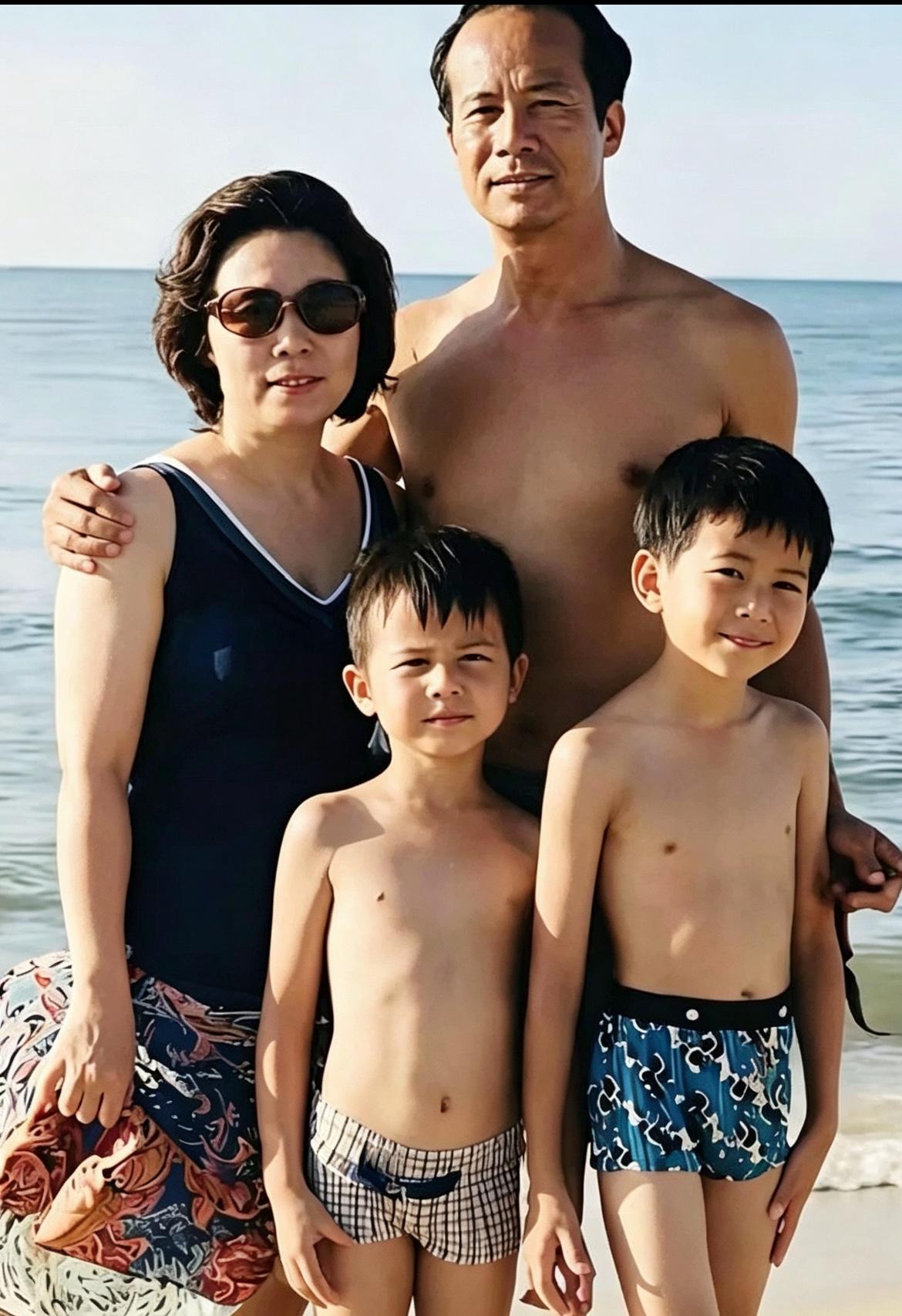 70年代海边，留下李嘉诚一家四口的合影。李嘉诚与妻子庄月明，带着年幼的两个儿子李
