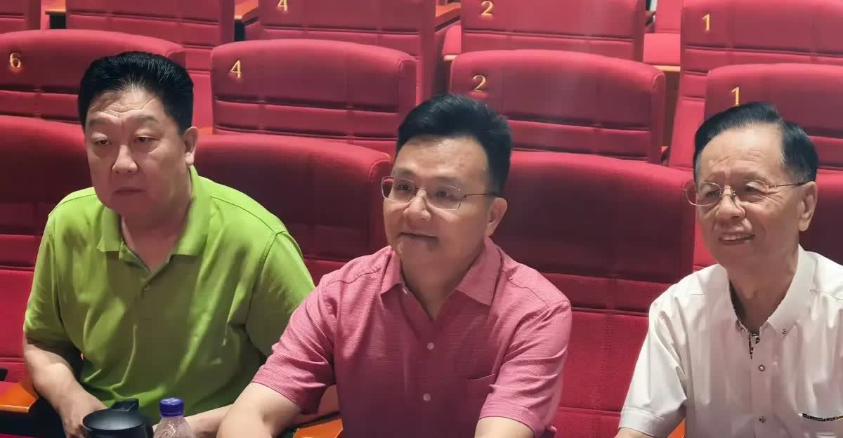 郑健这回算被打疼了。一句“德云社那是剧场相声”，换来十天不敢开播。堂堂国家一