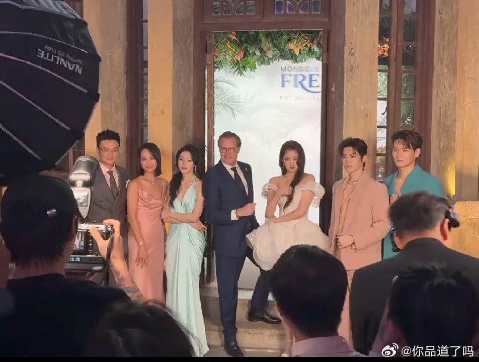 关晓彤张天爱同场合影，两人站位空间差距引发网友讨论😂关晓彤身着华丽蓬蓬短裙，手