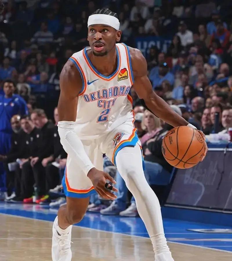 26073分！库里把加内特挤到第22这一晚他27分5助攻，三分11中5，顺