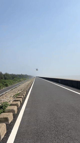 网友在海边的公路上意外偶遇一架国产“直20T”突击运输直升机！当时这架直升机正