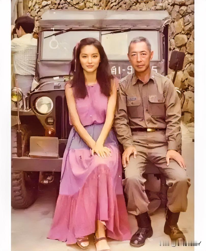这是林青霞与父亲林维良在台湾的一张珍贵合影，拍摄于一九八零年。那时候的她真是太美