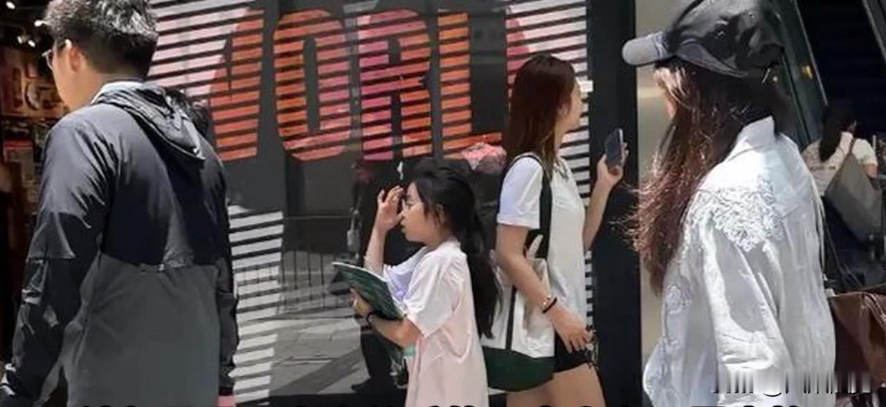 身穿运动服和霍启刚和穿牛仔裤的郭晶晶带三个小孩一起逛街，全部没有带保姆也没有保镖