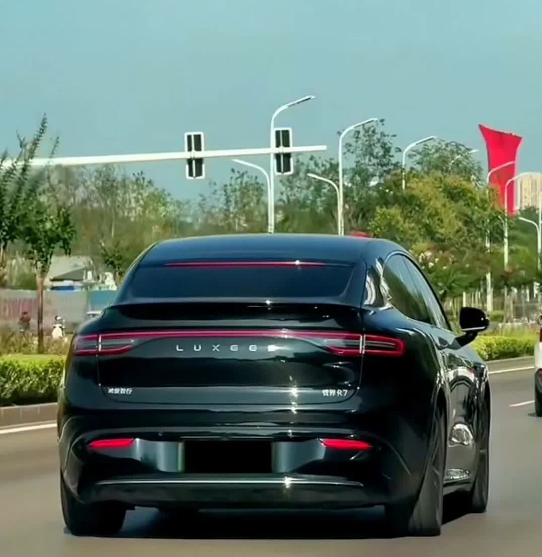 为什么这款R7屁股看着这么好看又大气呢，平常看其它R7，印象中却却没这么好看啊[