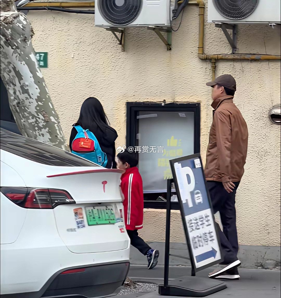 明星居然也要亲自去接儿子上下学？年近50的王阳，身旁的老婆少女感十足。