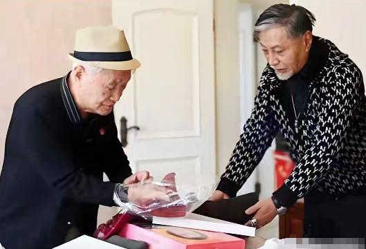 钱再多有什么用？原来牛犇的儿子王侃，根本不是淋巴癌去世的，他的老朋友站出来发声，